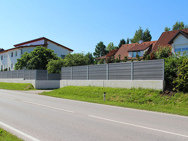 Lärmschutzwand eines Wohnhauses an einer Landstraße