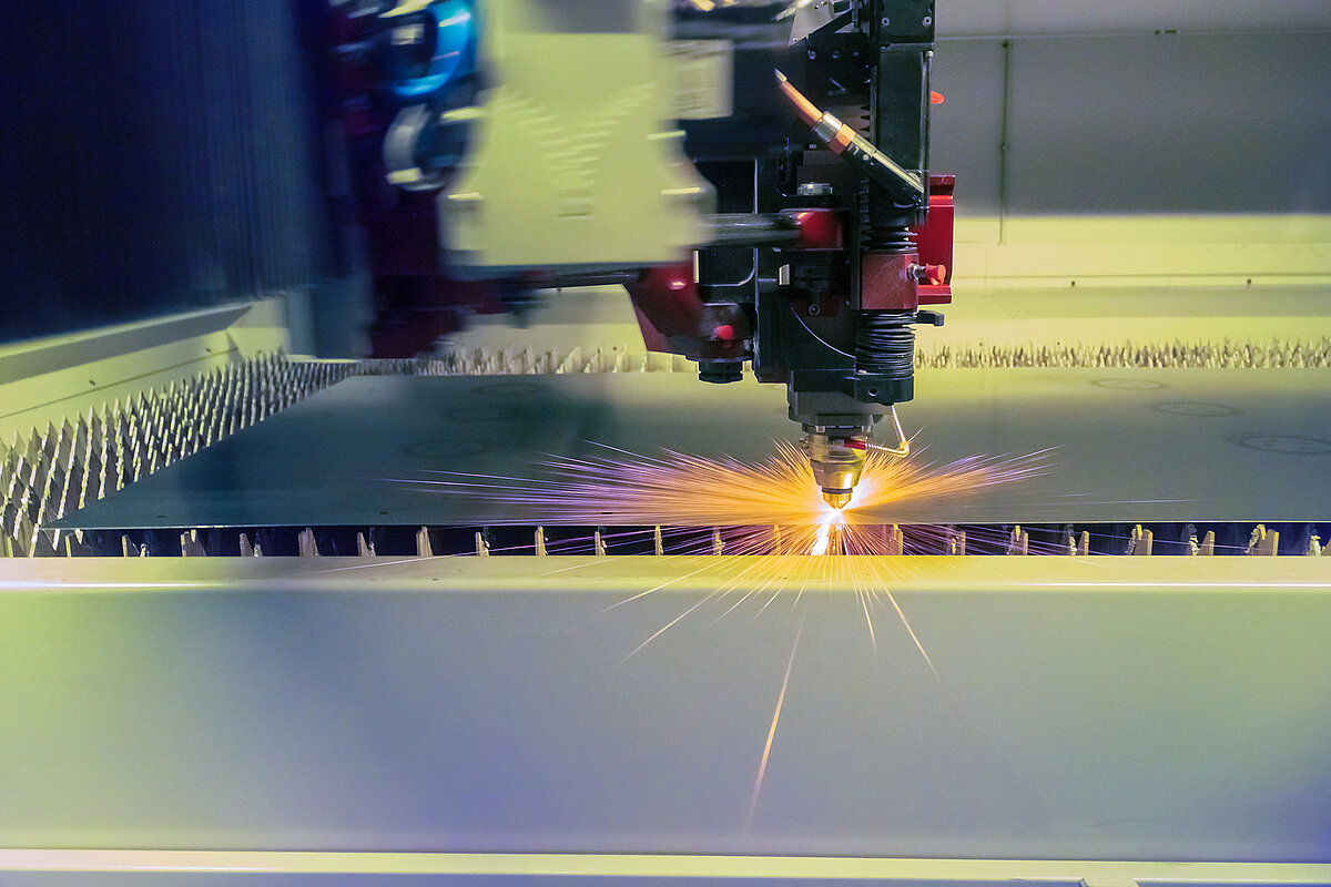 Laserschneiden eines Metallbleches in der Produktion von Forster
