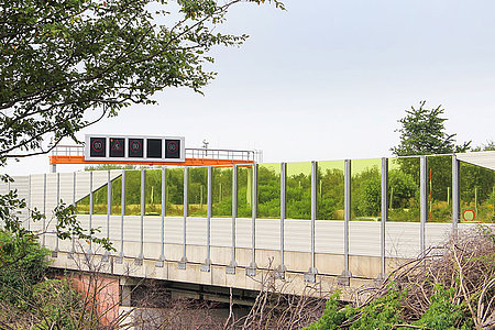 A1 Westautobahn bei Ansfelden: Kombination von Aluminium-Elementen und durchgefärbtem Plexiglas