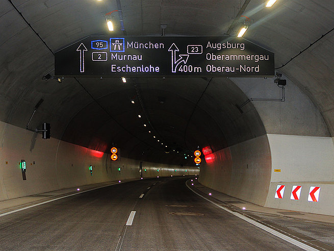 LED Wegweiser Sonderkonstruktion mit abgeschrägten Ecken im Tunnel Oberau