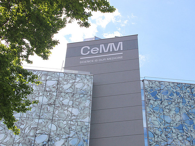 Außenansicht des CeMM Forschungszentrum mit Blick auf die Gebäudebeschriftung hoch oben