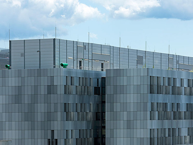 Lärmschutzeinhausung am Dach der Uni Graz