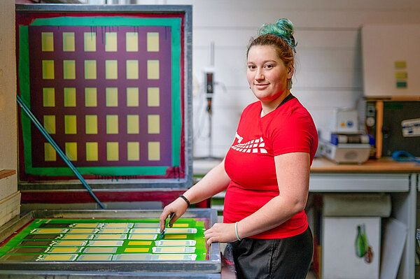 Drucktechnik_Lehrling.jpg Drucktechnik Lehrling bei der Arbeit