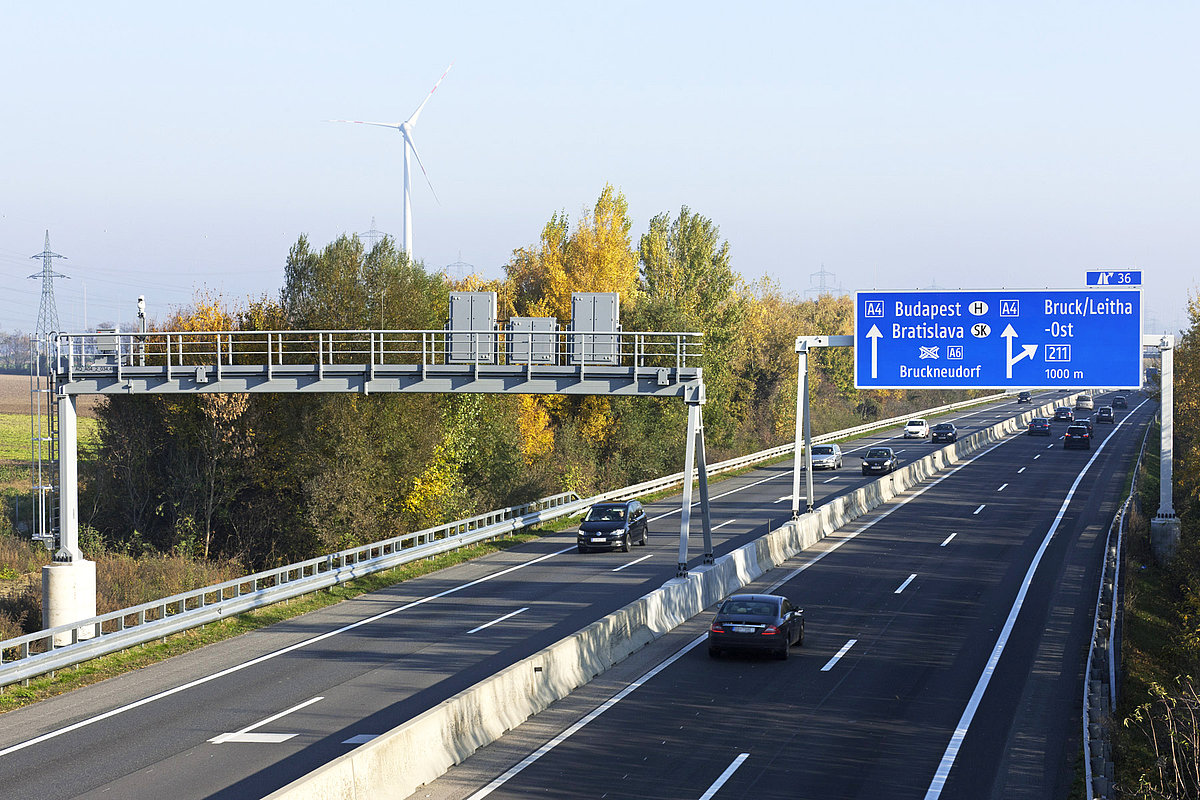 Schilderbrücke "Flex Gantry" mit Blaubeschilderung Autobahn A4