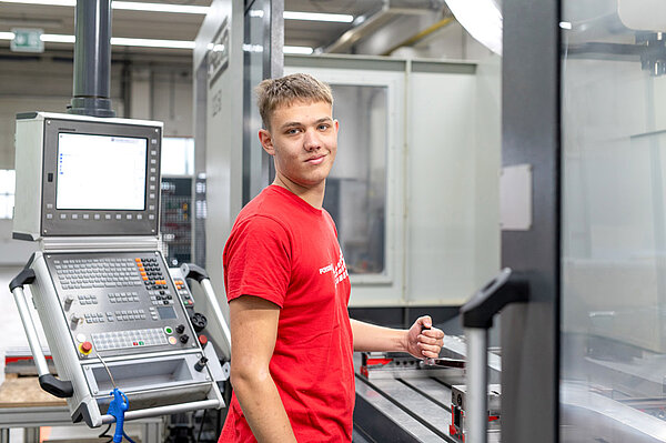 Lehrling Metalltechnik Lehrling Metalltechnik bei der Arbeit