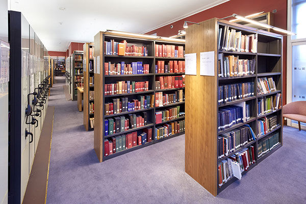 Mobile Regalanlage und Fachbodenregale in Bibliothek der University of London