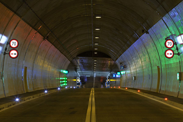 Tunnelbeschilderung Geschwindigkeitsbegrenzung