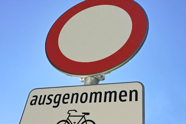 [Translate to English:] Verkehrszeichen Fahrverbot ausgenommen Fahrräder