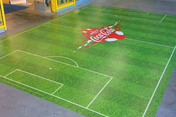 Bodenwerbefolie im Design eines Fußballfeldes