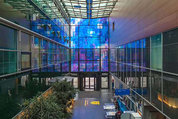 Bedruckte Folie für Glasfassade des Krankenhaus Steyr
