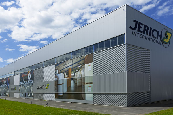 Großformatige  Gebäudebeschriftung für Jerich International mit digital bedruckter Lärmschutzverkleidung