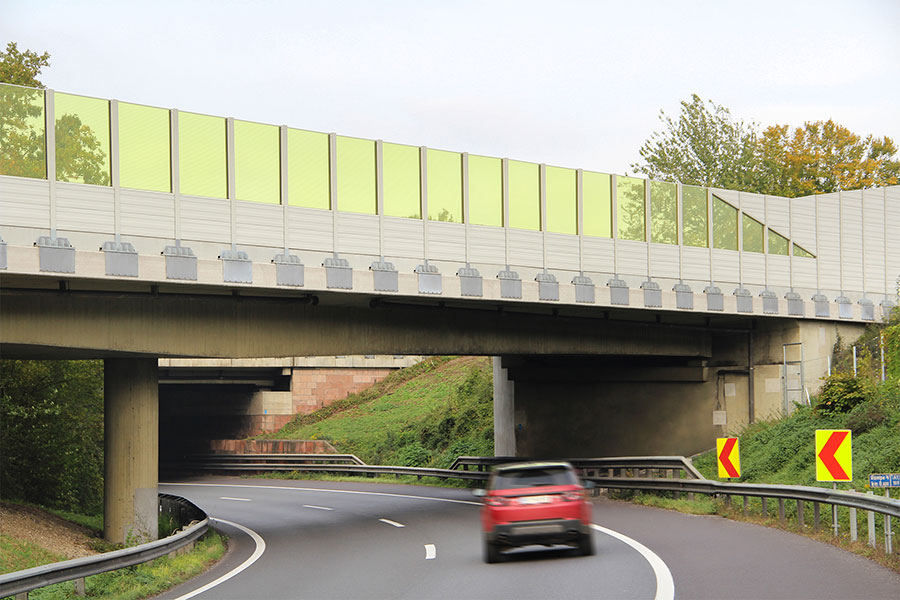 Lärmschutzwand auf einer Brücke, Aluminiumelemente in Kombination mit gelben Plexiglaselementen