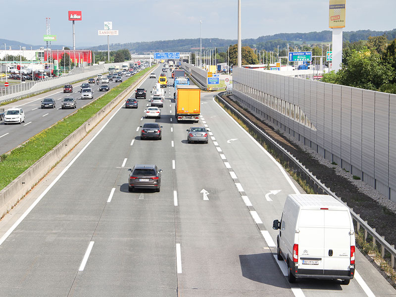 Lärmschutzwand an der vielbefahrenen Autobahn A1 im Abschnitt Ansfelden