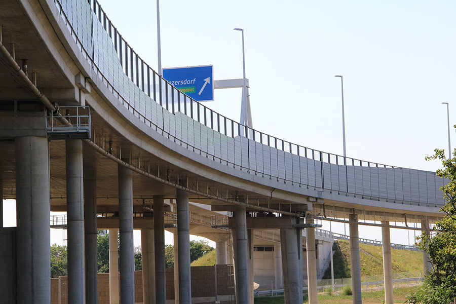 Lärmschutz an der A23 Knoten Inzersdorf aus Aluminium auf einer Brücke