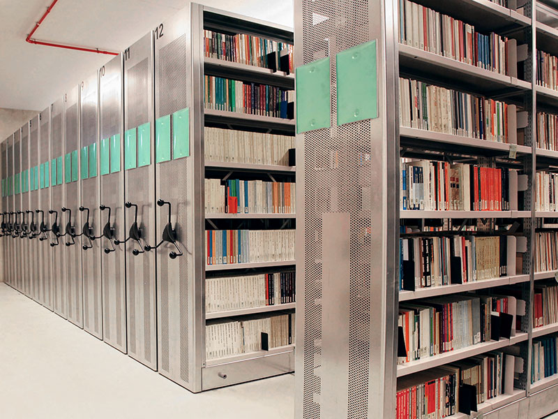 verzinkte Archivregale mit Büchern der Nationalbibliothek Luxemburg
