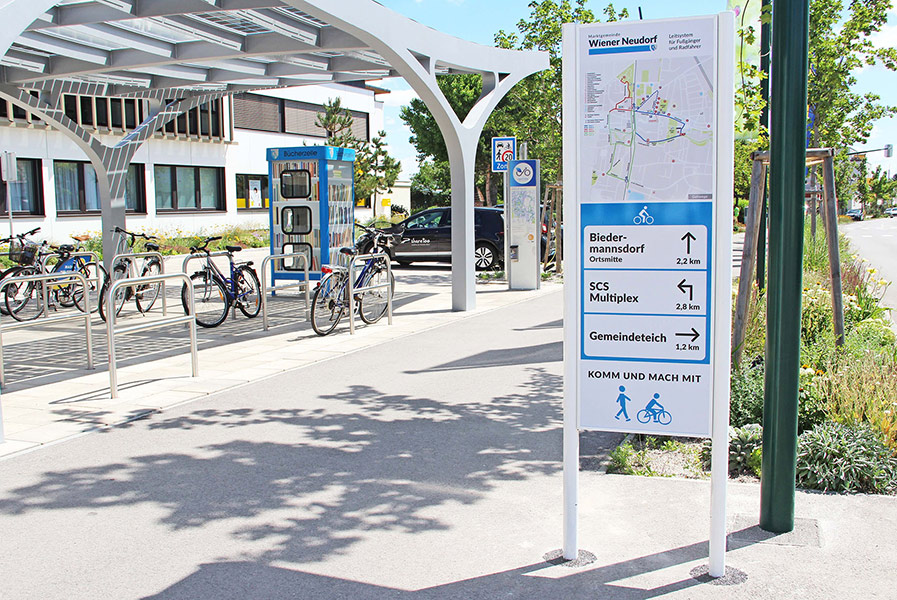 Information panel routing system for pedestrians Wiener Neudorf