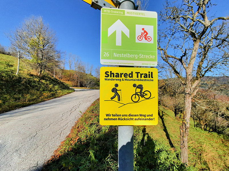 Radwegschild "Shared Trail" - Radfahrer und Wanderer sollen Rücksichst aufeinander nehmen