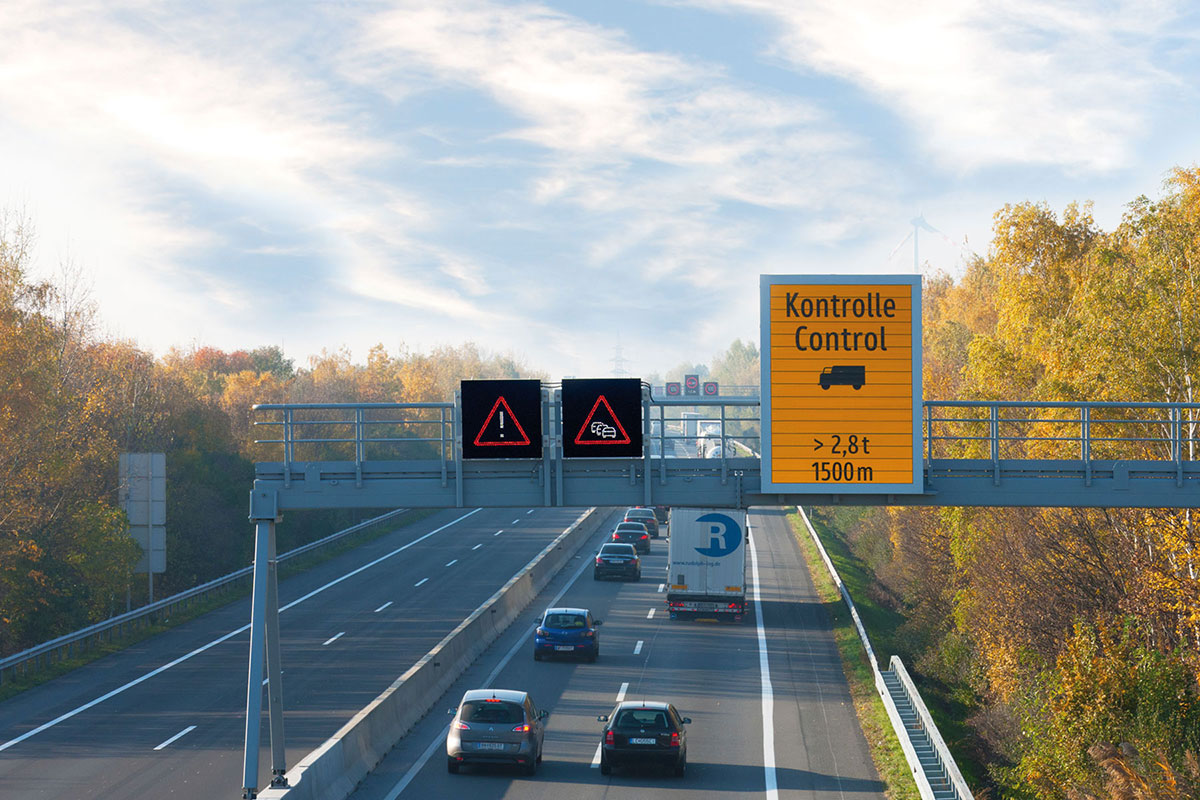 Verkehrstechnik Schilderbrücke mit LED und Prismen-Wechselverkehrszeichen